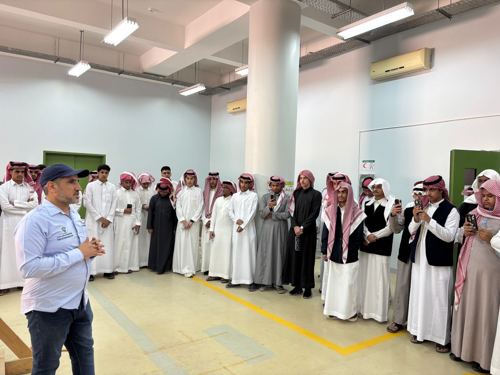 150 طالباً في تعليم الطائف يزورون الكلية التقنية  في اطار الارشاد المهني