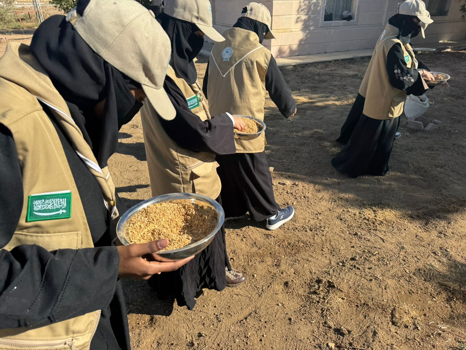  تعليم الطائف ينفذ مبادرة نثر البذور الرعوية لتعزيز الغطاء النباتي