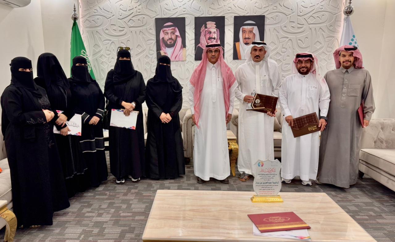 مدير عام التعليم بالطائف يطلع على التجارب في الابتدائية الثلاثون ويشارك الأطفال يومهم العالمي