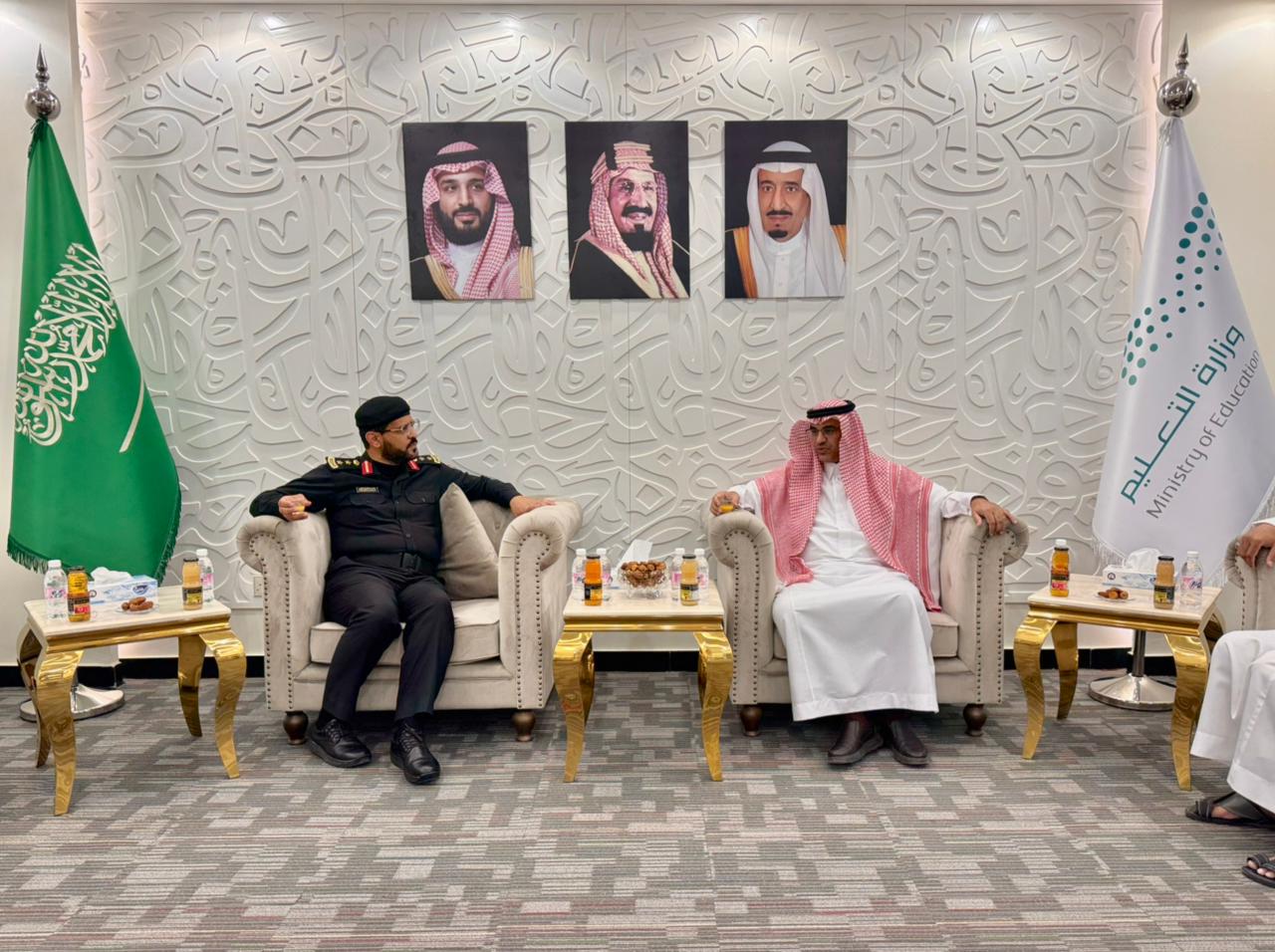 مدير عام التعليم بالطائف يطلع على التجارب في الابتدائية الثلاثون ويشارك الأطفال يومهم العالمي