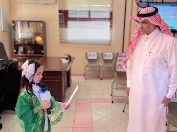 مدير عام التعليم بالطائف يطلع على التجارب في الابتدائية الثلاثون ويشارك الأطفال يومهم العالمي