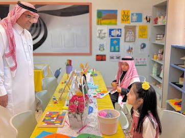 مدير عام التعليم بالطائف يطلع على التجارب في الابتدائية الثلاثون ويشارك الأطفال يومهم العالمي