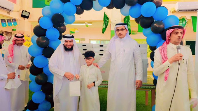 سعادة مدير التعليم يشارك أبنائه الطلاب في أول يوم من العام الدراسي الجديد
