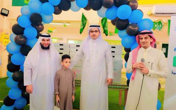 سعادة مدير التعليم يشارك أبنائه الطلاب في أول يوم من العام الدراسي الجديد