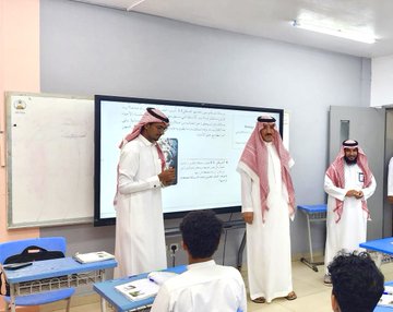 سعادة ​محـافظ القنفـذة يشارك أبنائه الطلاب اليوم الدارسي الثاني من العام الجديد