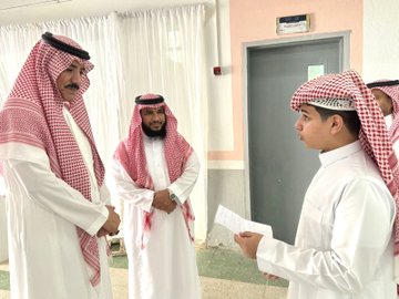 سعادة ​محـافظ القنفـذة يشارك أبنائه الطلاب اليوم الدارسي الثاني من العام الجديد
