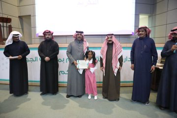 مساعد مدير تعليم الجوف يكرم الطلاب والطالبات الفائزين على مستوى الإدارة في تصفيات تحدي القراءة العربي