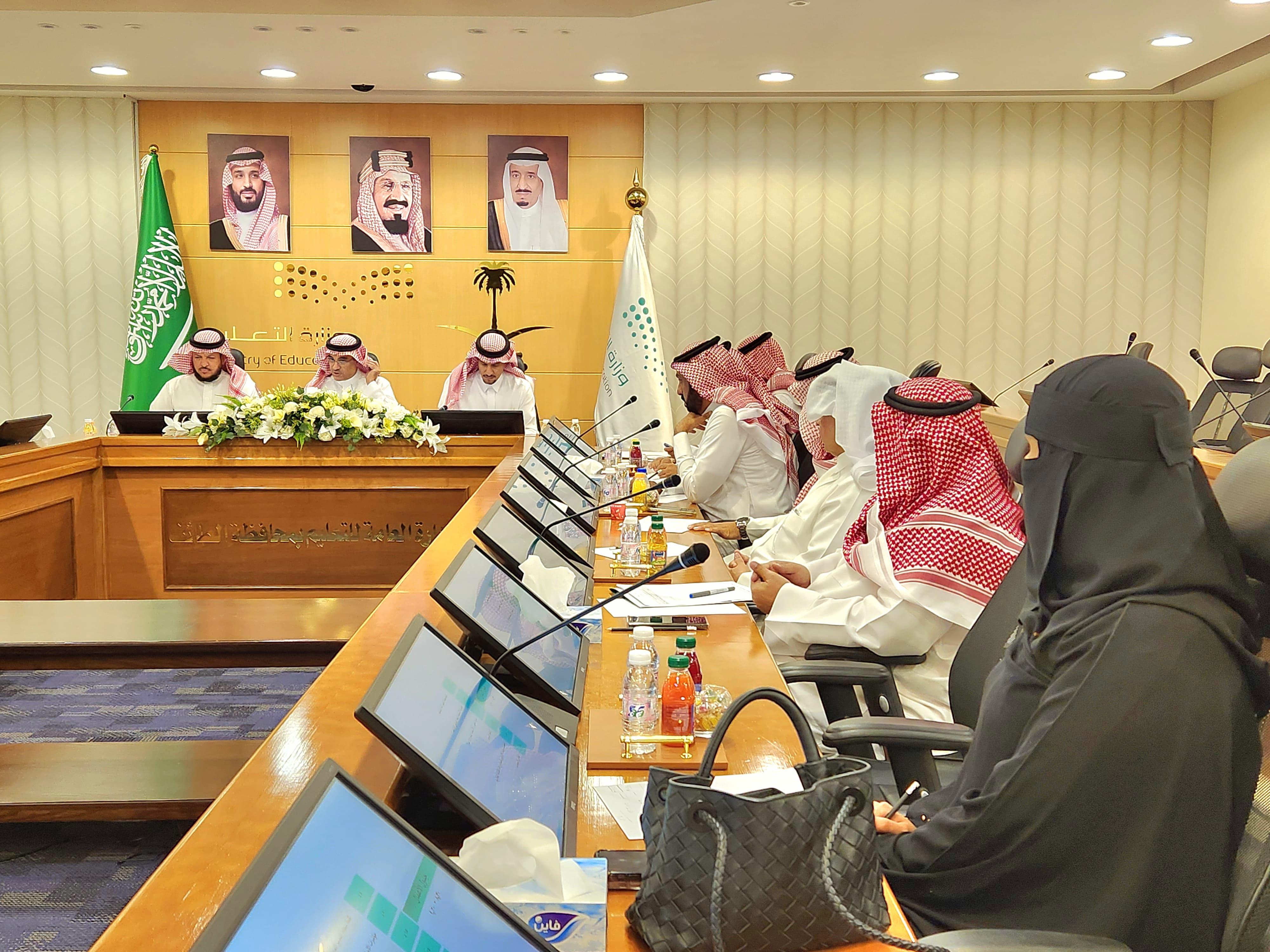 ​  مدير تعليم الطائف  يرأس الاجتماع لجنة تحسين البيئة التعليمية   نوقش الاستعداد للعام الدراسي القادم ، الدعم الموحد 