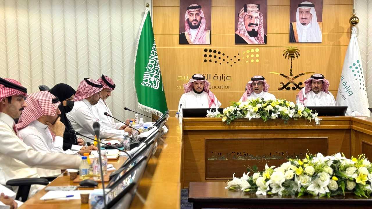  ​ لمناقشة تجويد الأداء وتحسين المخرجات.. "مدير تعليم الطائف" يترأس لجنة الانضباط المدرسي  حثَّ على ضرورة توحيد الجهود وأشاد بتعاون أولياء الأمور مع المجتمع المدرسي لتحقيق الانضباط