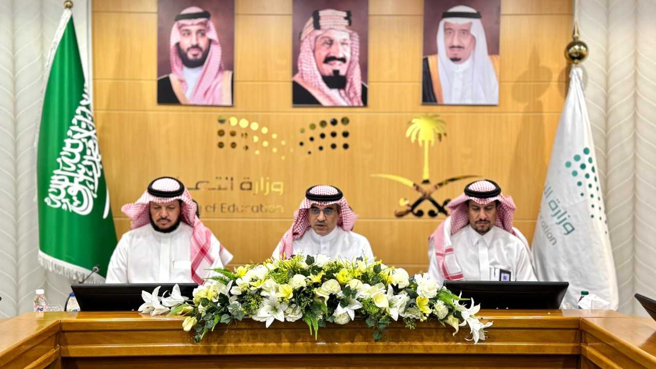  ​ لمناقشة تجويد الأداء وتحسين المخرجات.. "مدير تعليم الطائف" يترأس لجنة الانضباط المدرسي  حثَّ على ضرورة توحيد الجهود وأشاد بتعاون أولياء الأمور مع المجتمع المدرسي لتحقيق الانضباط