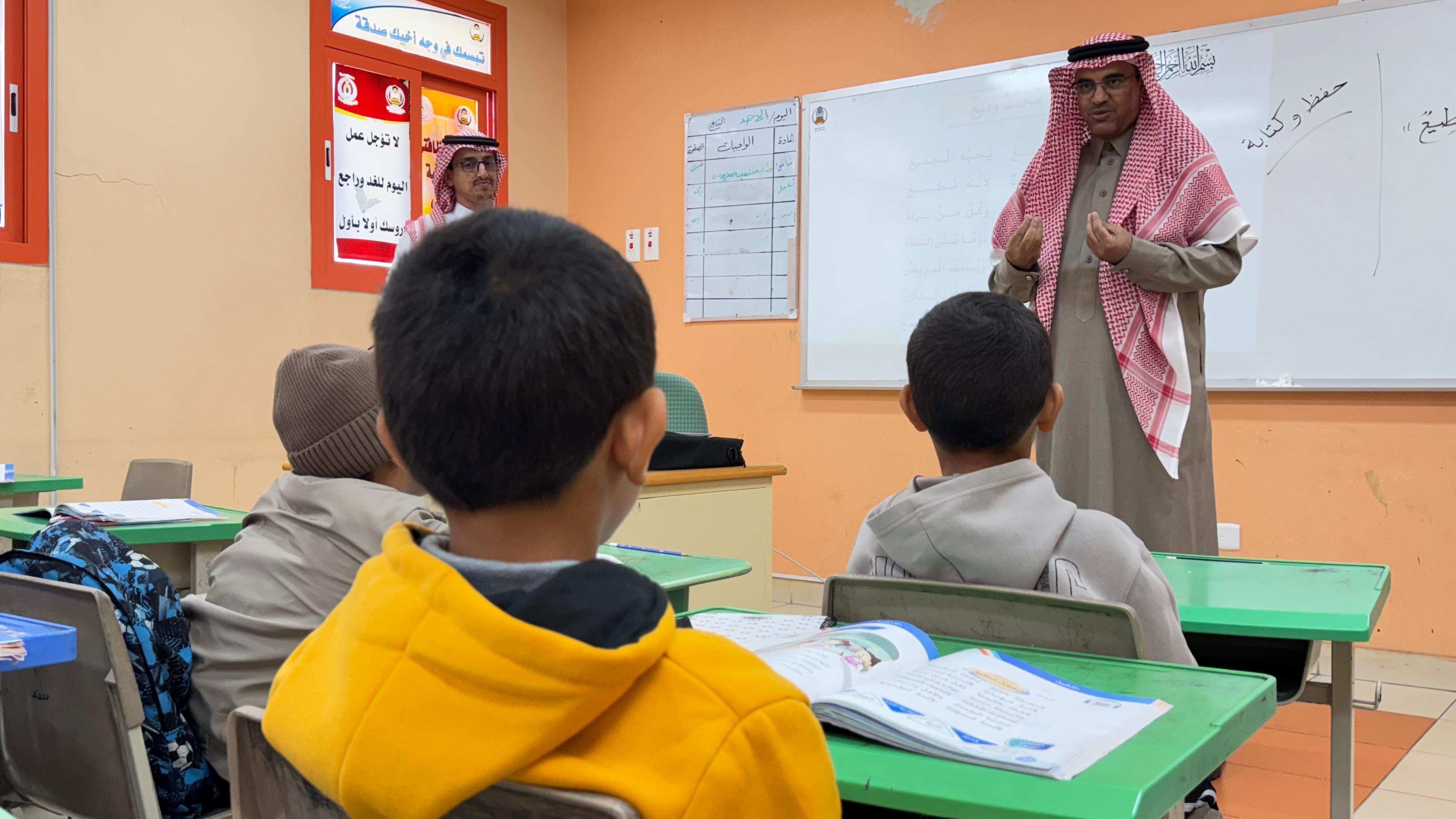 للاطمئنان على سير الدراسة.. "مدير عام تعليم الطائف" يشارك طلاب مدرسة القاع  يومهم الدراسي أشاد بالأنشطة الصفية واللاصفية التي يشرف عليها المعلمون والكادر الإداري وثمّن جهودهم