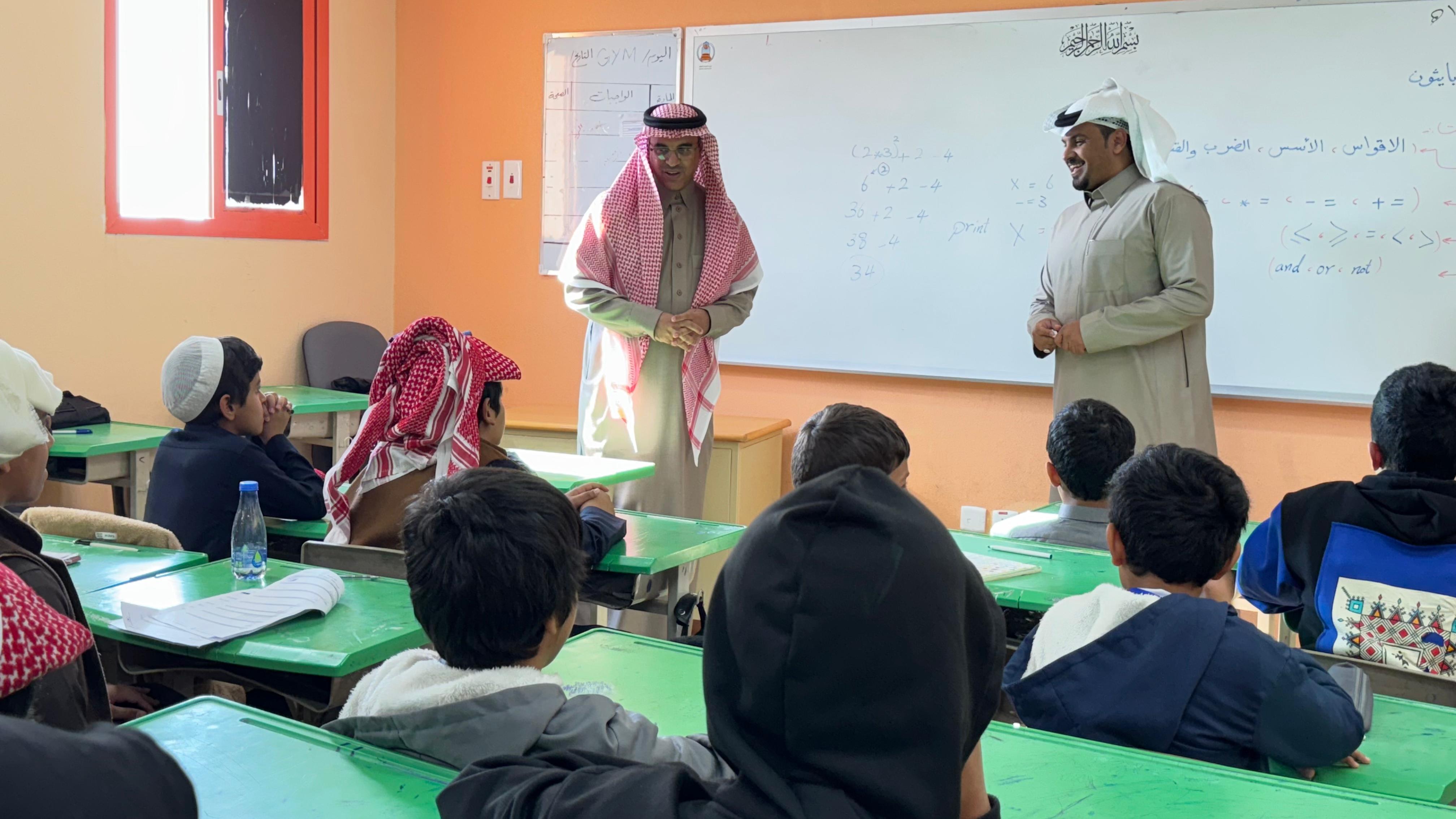 للاطمئنان على سير الدراسة.. "مدير عام تعليم الطائف" يشارك طلاب مدرسة القاع  يومهم الدراسي أشاد بالأنشطة الصفية واللاصفية التي يشرف عليها المعلمون والكادر الإداري وثمّن جهودهم