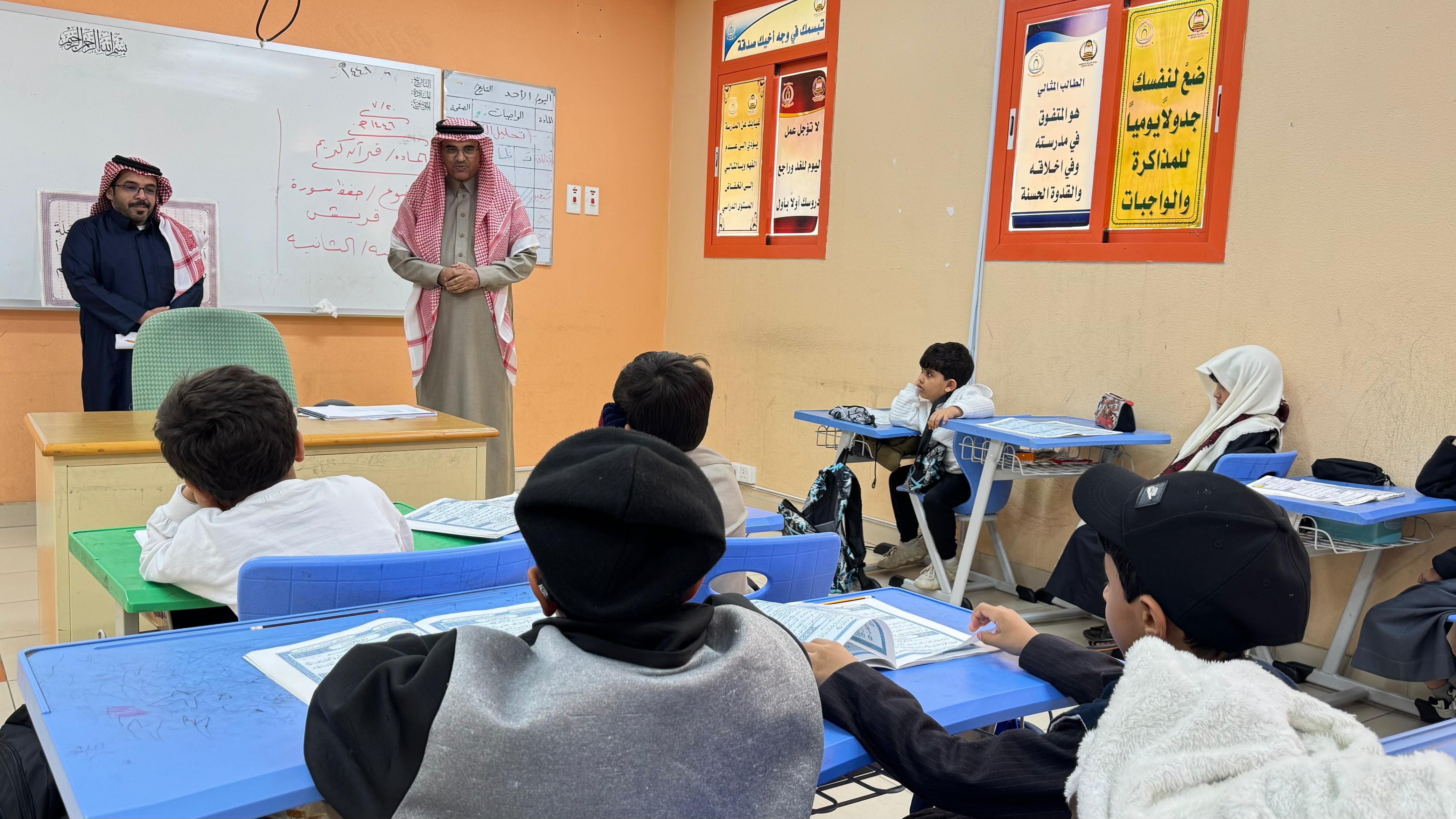 للاطمئنان على سير الدراسة.. "مدير عام تعليم الطائف" يشارك طلاب مدرسة القاع  يومهم الدراسي أشاد بالأنشطة الصفية واللاصفية التي يشرف عليها المعلمون والكادر الإداري وثمّن جهودهم