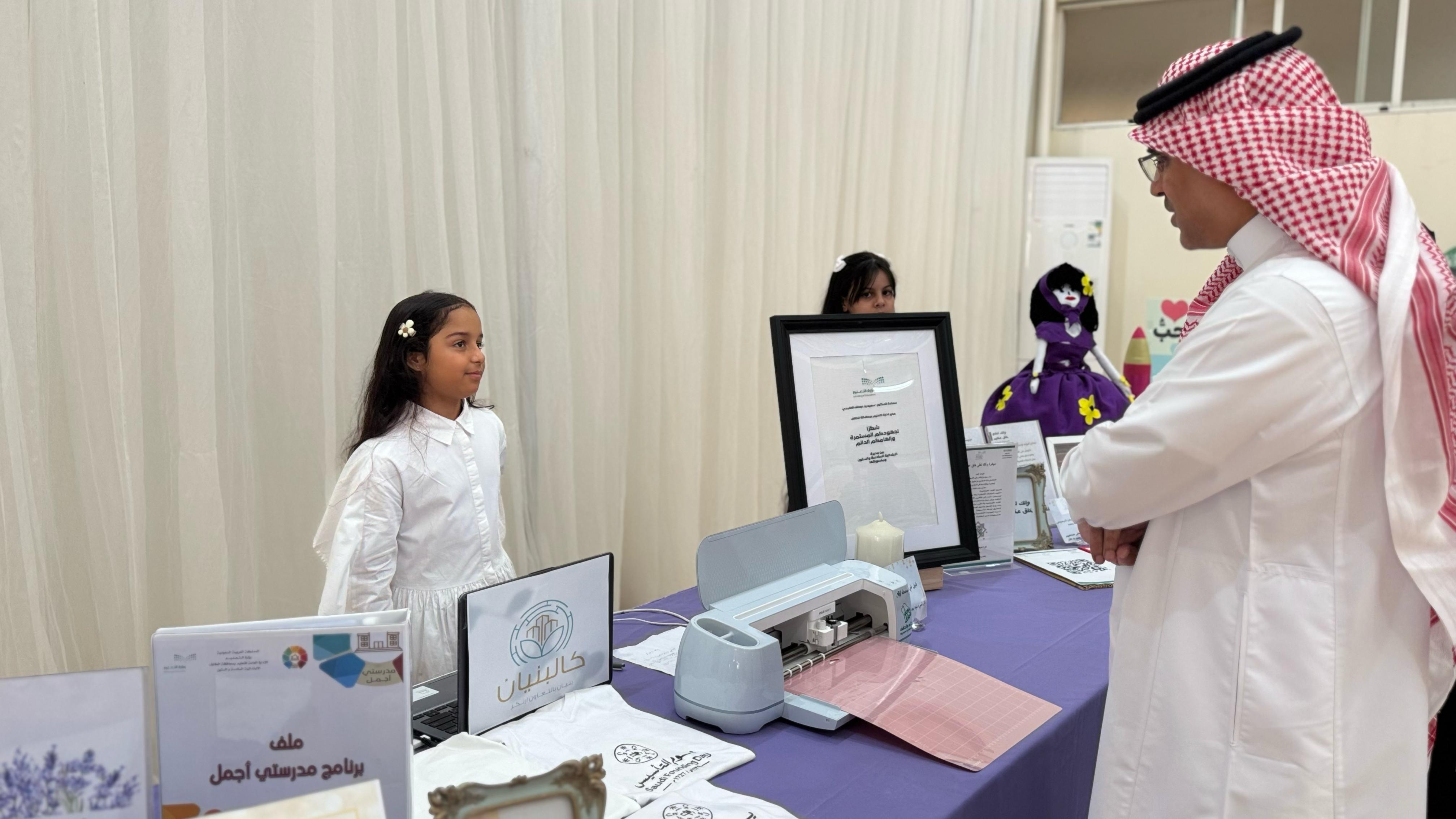 مدير عام تعليم الطائف يطلع على مبادرات الابتدائية 66 والروضة 12  شملت مجالات تعليمية وتربوية مختلفة مثل المعمل المتنقل ومطعم الروضة 