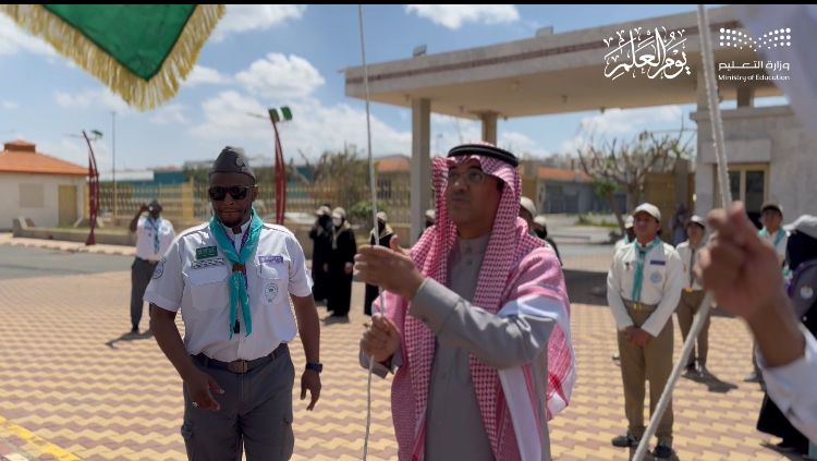 مدير تعليم الطائف  يشارك في رفع العلم على سارية مبنى «الإدارة »