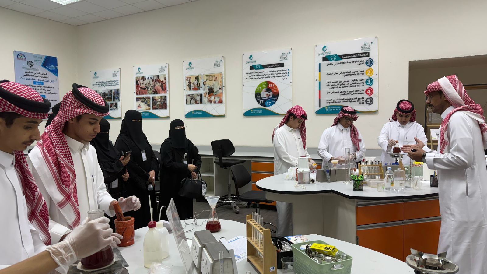 طلبة المدارس بتعليم الطائف يطبقون أنشطة برنامج STEM