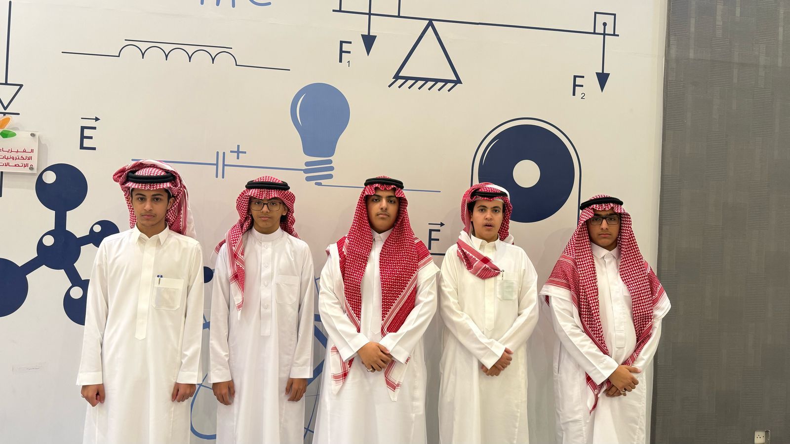 طلبة المدارس بتعليم الطائف يطبقون أنشطة برنامج STEM