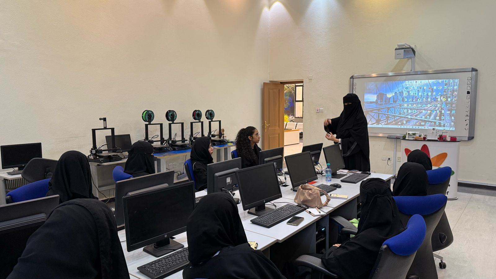 طلبة المدارس بتعليم الطائف يطبقون أنشطة برنامج STEM