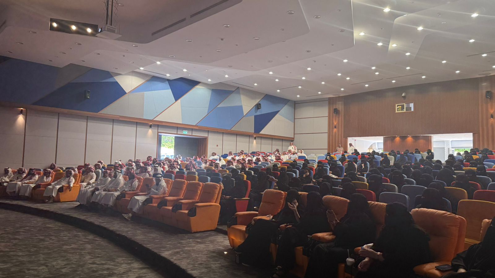 تعليم الطائف يُنظّم لقاءً تدريبيًا في الإسعافات الأولية لمنسوبيه بالتعاون مع هيئة الهلال الأحمر السعودي