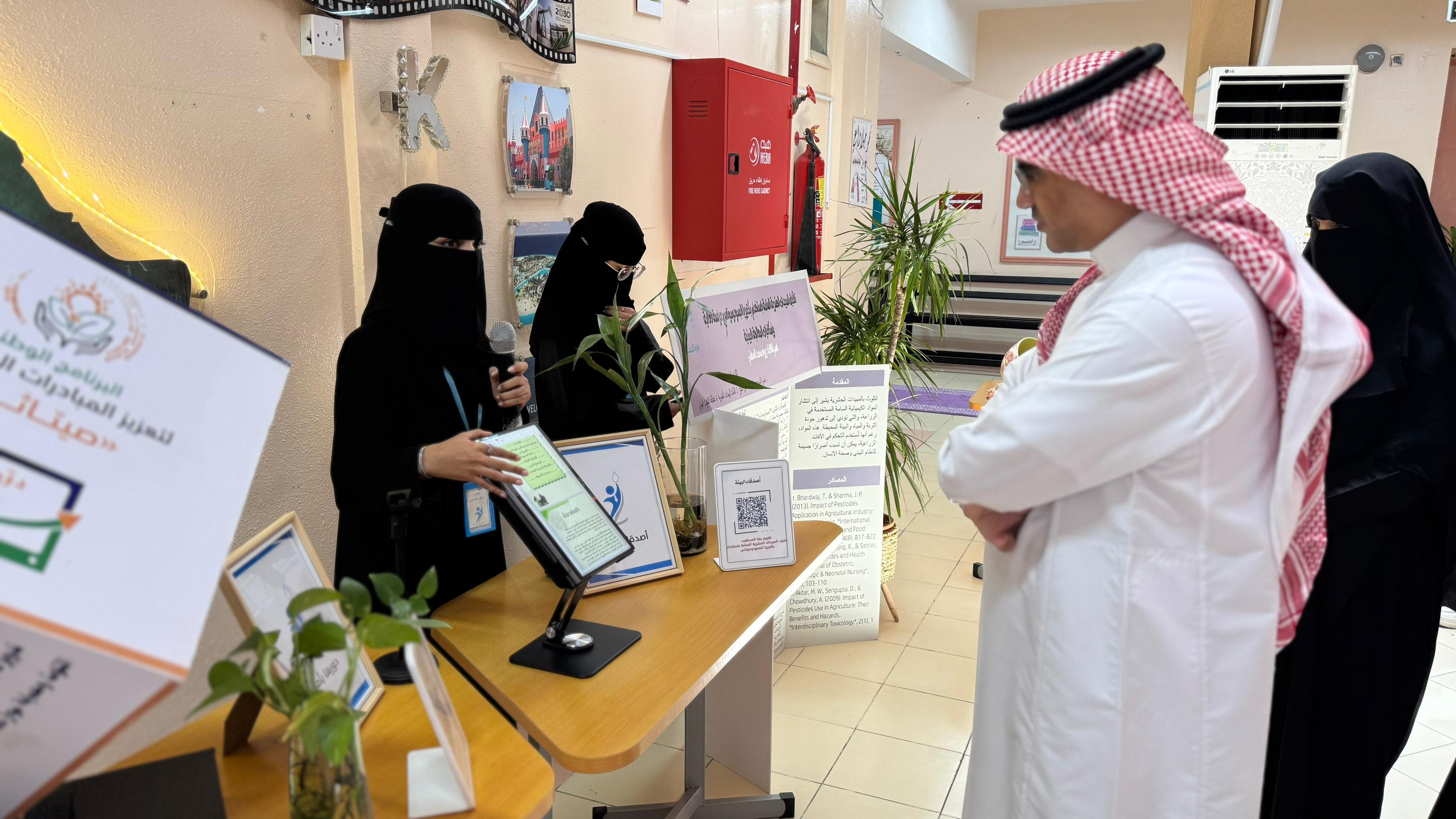 الغامدي يطلع على تجارب والممارسات المميزة في الثانوية السادسة بالطائف 