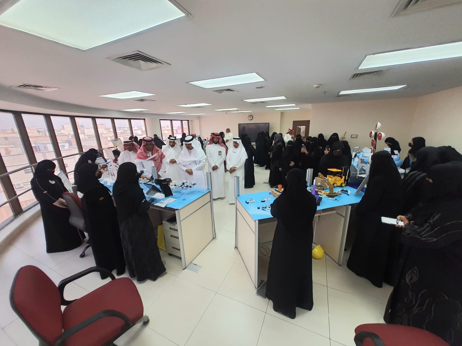 طالبات ثانوية بالأحساء يقدمن 15 مشروعاً علمياً ابتكارياً خلاّقاً