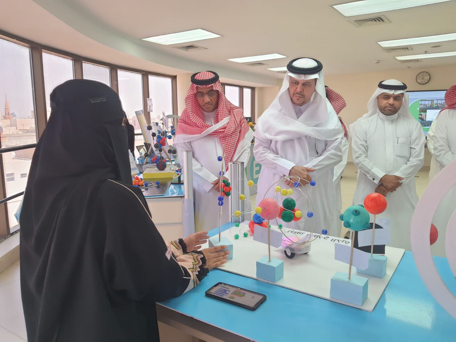 طالبات ثانوية بالأحساء يقدمن 15 مشروعاً علمياً ابتكارياً خلاّقاً