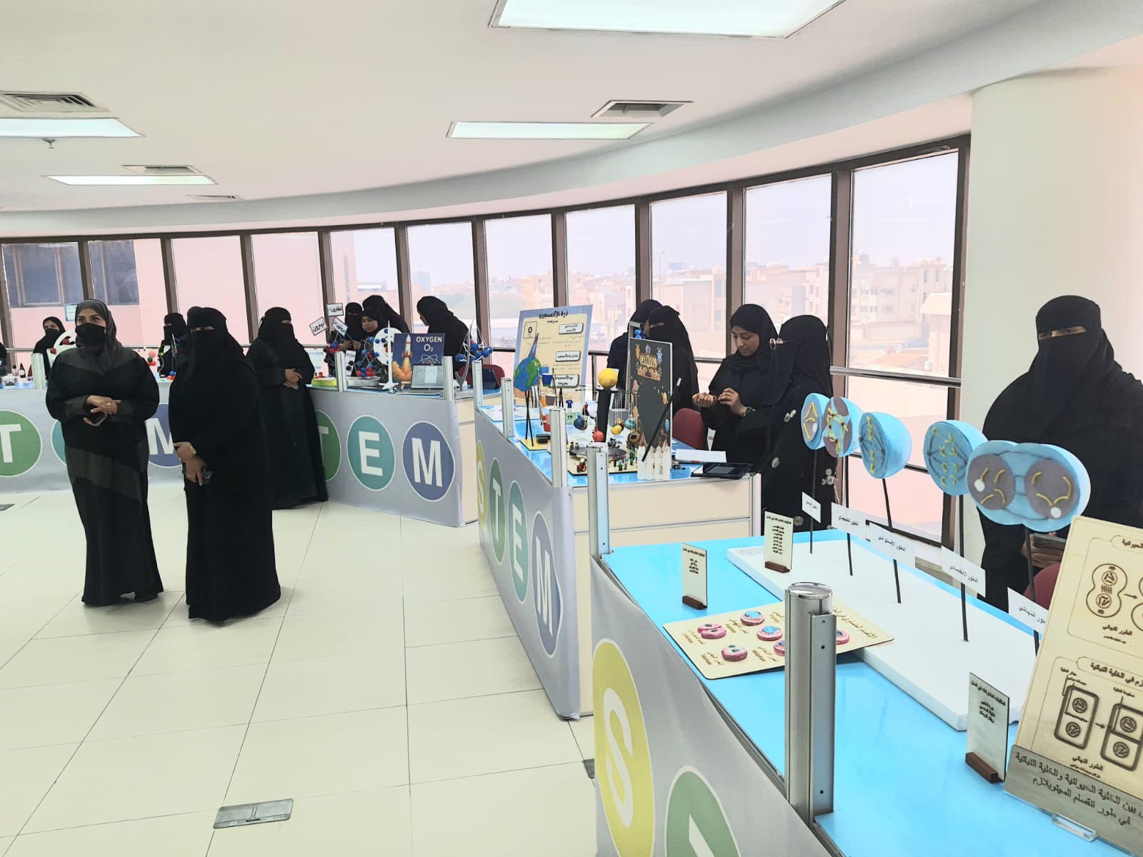 طالبات ثانوية بالأحساء يقدمن 15 مشروعاً علمياً ابتكارياً خلاّقاً