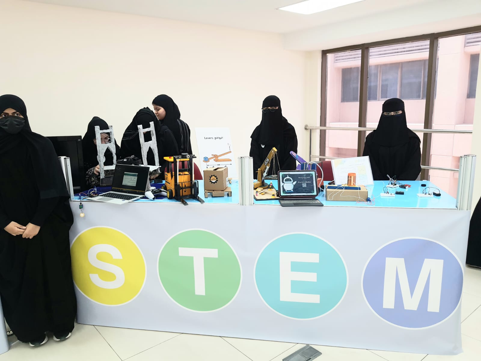 طالبات ثانوية بالأحساء يقدمن 15 مشروعاً علمياً ابتكارياً خلاّقاً
