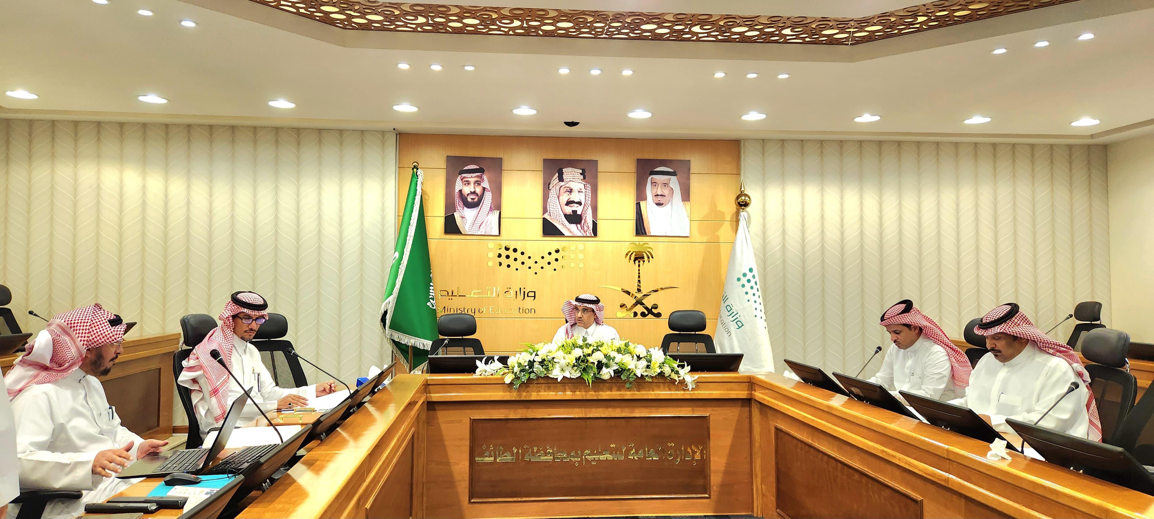 الغامدي يترأس اجتماع اللجنة التنفيذية ولجنة الصندوق في تعليم الطائف