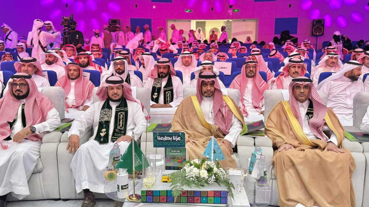 وكيل وزارة التعليم للتعليم العام يشارك طلبة تعليم الطائف فرحة الاحتفاء باليوم الوطني الـ95