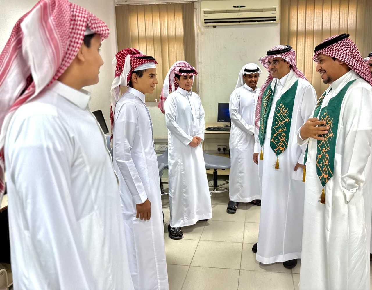 وكيل وزارة التعليم للتعليم العام يشارك طلبة تعليم الطائف فرحة الاحتفاء باليوم الوطني الـ95