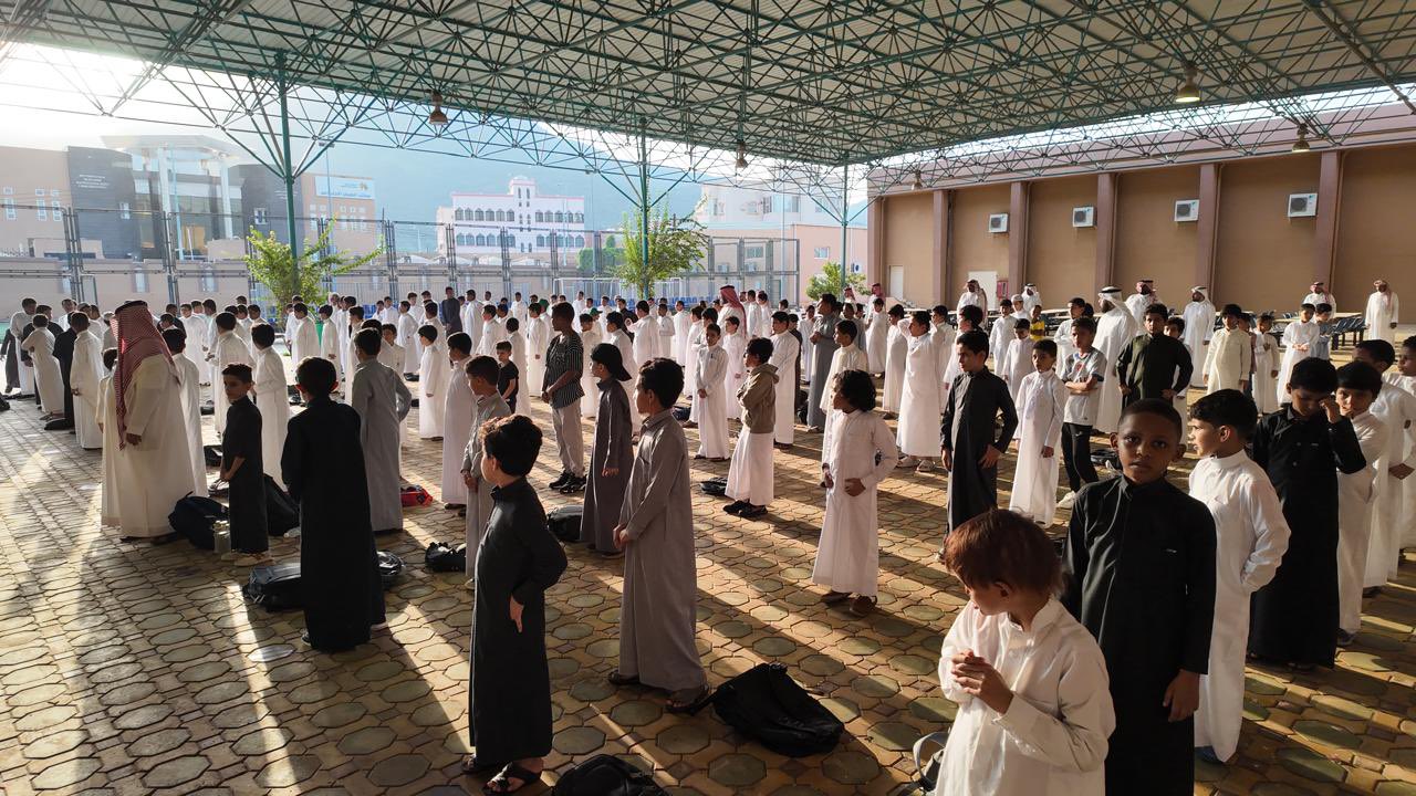 مدير #تعليم_محايل_عسير في زيارة ميدانية لمدرسة ابتدائية الوليد بن عبدالملك ومتوسطة القدس