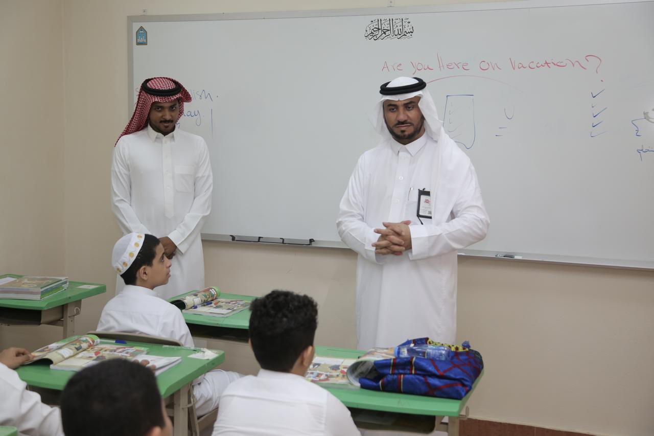 مدير #تعليم_محايل_عسير في زيارة ميدانية لمدرسة ابتدائية الوليد بن عبدالملك ومتوسطة القدس