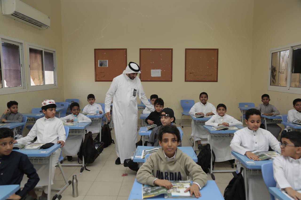 مدير #تعليم_محايل_عسير في زيارة ميدانية لمدرسة ابتدائية الوليد بن عبدالملك ومتوسطة القدس