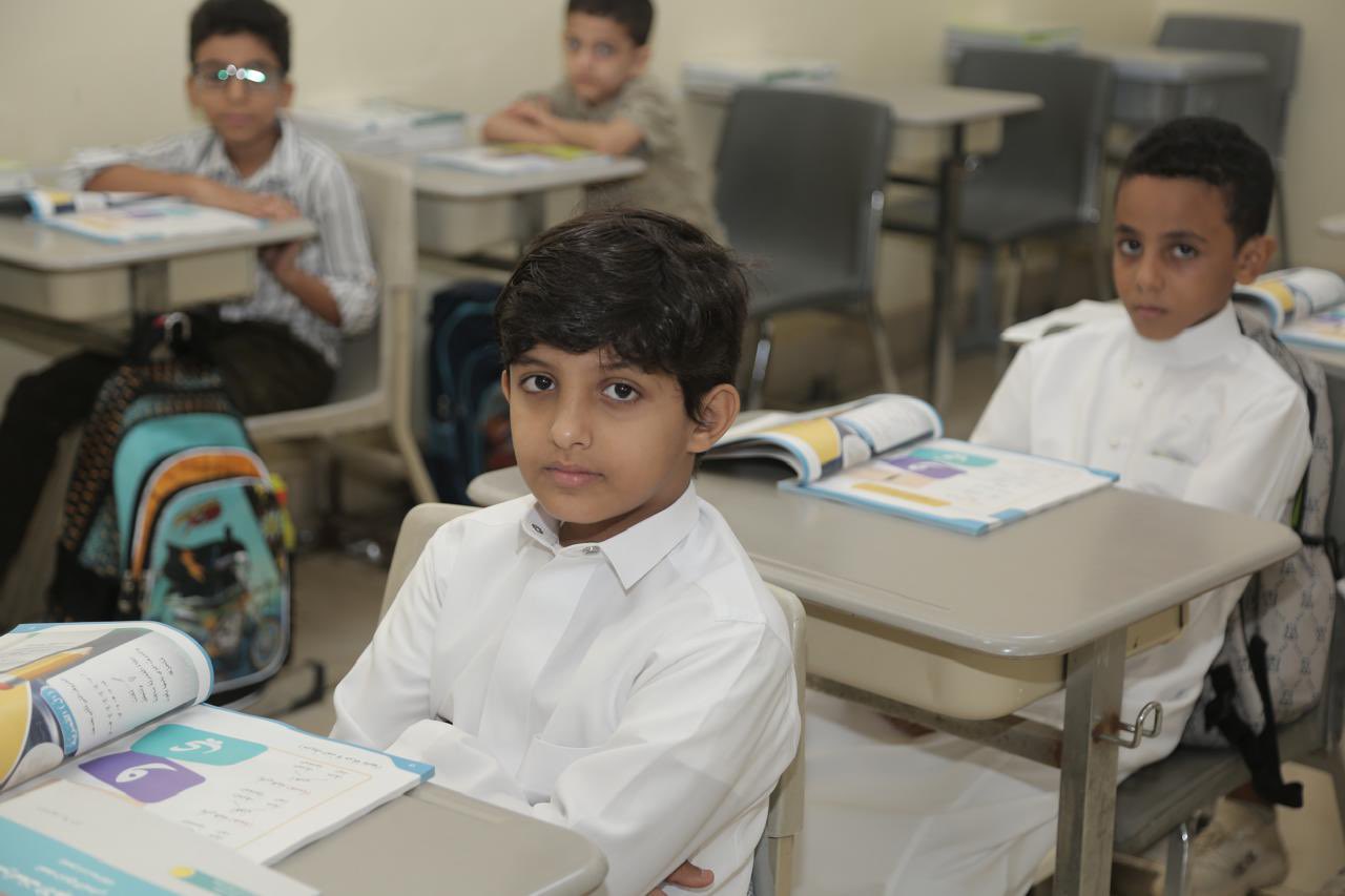 مدير #تعليم_محايل_عسير في زيارة ميدانية لمدرسة ابتدائية الوليد بن عبدالملك ومتوسطة القدس